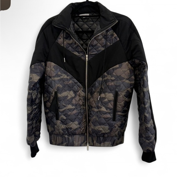 white birch Jackets & Blazers - Women’s White Birch Camo Jacket with White Chevron Stripe size small J10